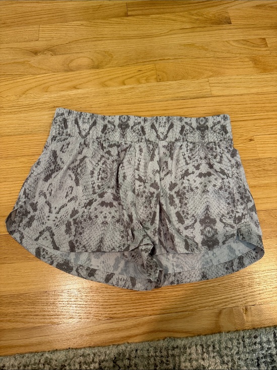Varley Pants - Women's Varley Kalin Gray Snake-Print Running Shorts Size Medium